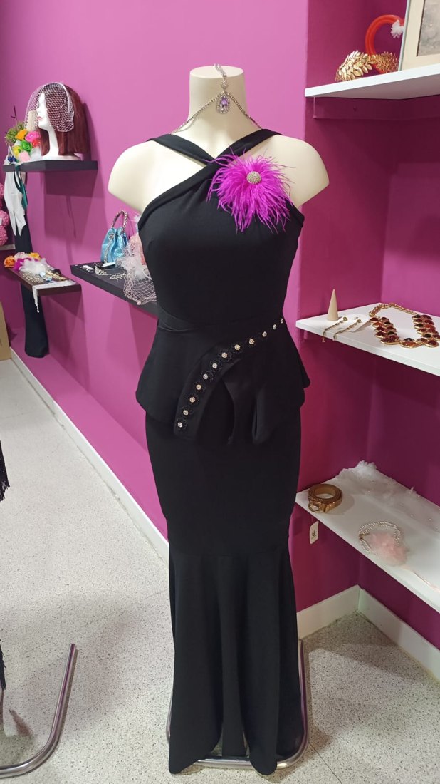 Vestido de fiesta negro con pluma